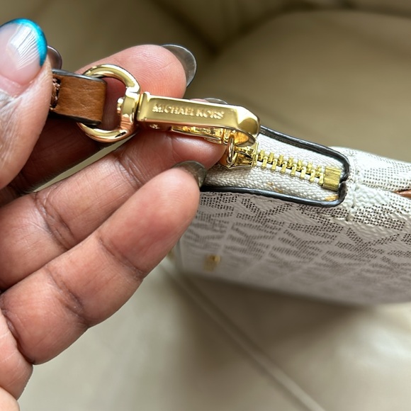 MICHAEL KORS wristlet or clutch - Picture 7 of 14